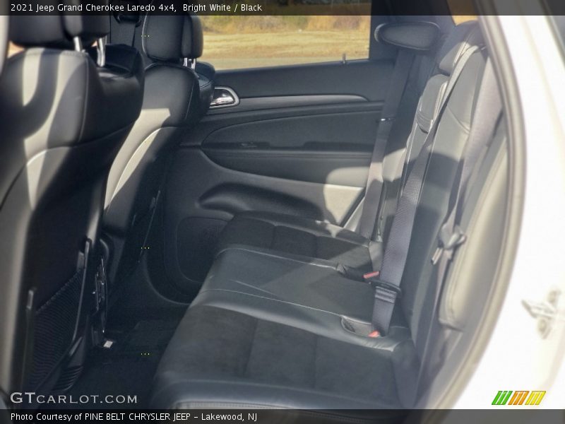 Bright White / Black 2021 Jeep Grand Cherokee Laredo 4x4