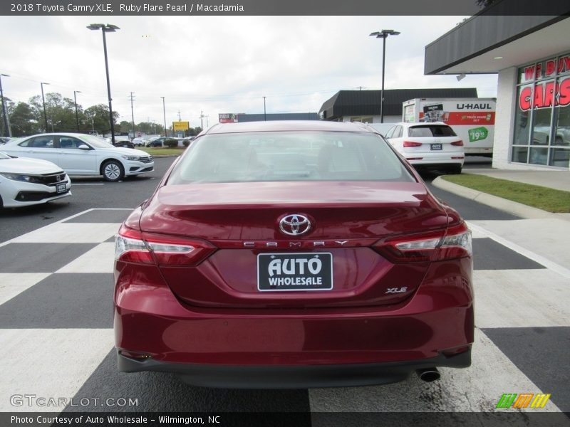 Ruby Flare Pearl / Macadamia 2018 Toyota Camry XLE
