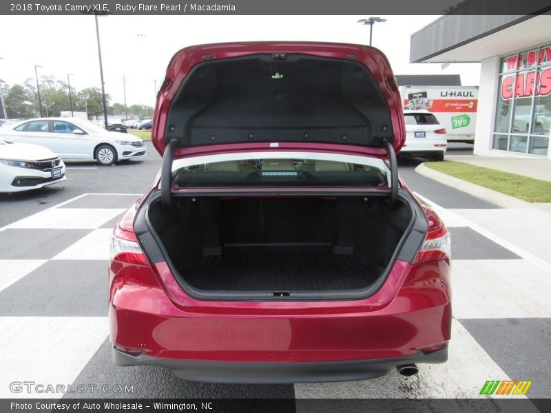Ruby Flare Pearl / Macadamia 2018 Toyota Camry XLE