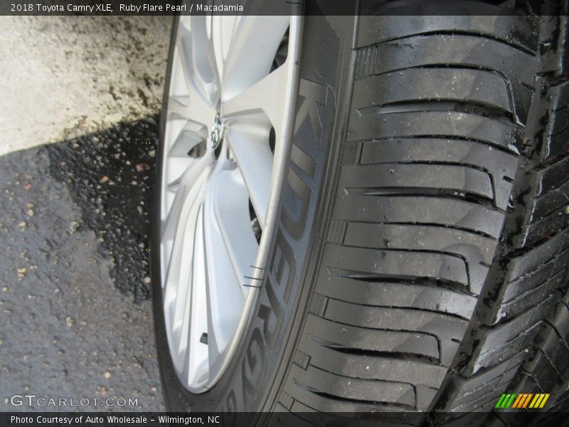 Ruby Flare Pearl / Macadamia 2018 Toyota Camry XLE