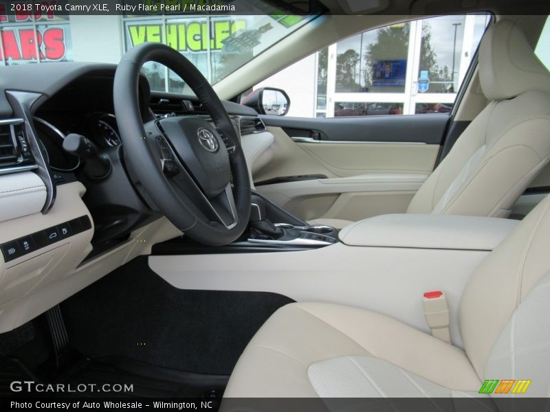 Ruby Flare Pearl / Macadamia 2018 Toyota Camry XLE