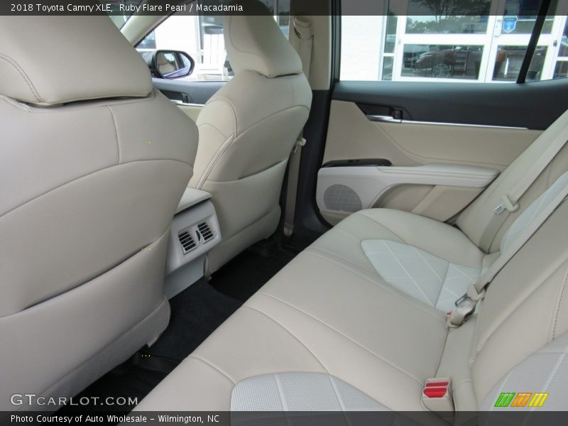 Ruby Flare Pearl / Macadamia 2018 Toyota Camry XLE