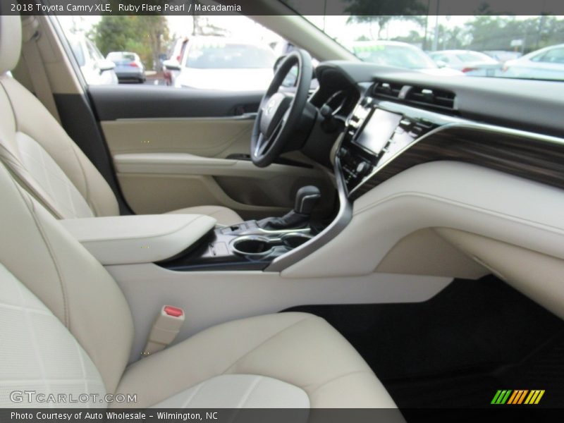 Ruby Flare Pearl / Macadamia 2018 Toyota Camry XLE