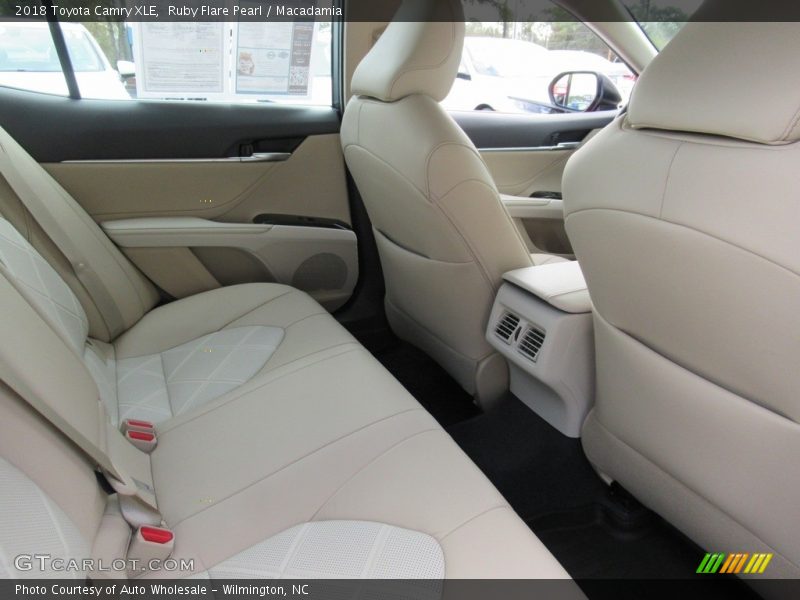 Ruby Flare Pearl / Macadamia 2018 Toyota Camry XLE