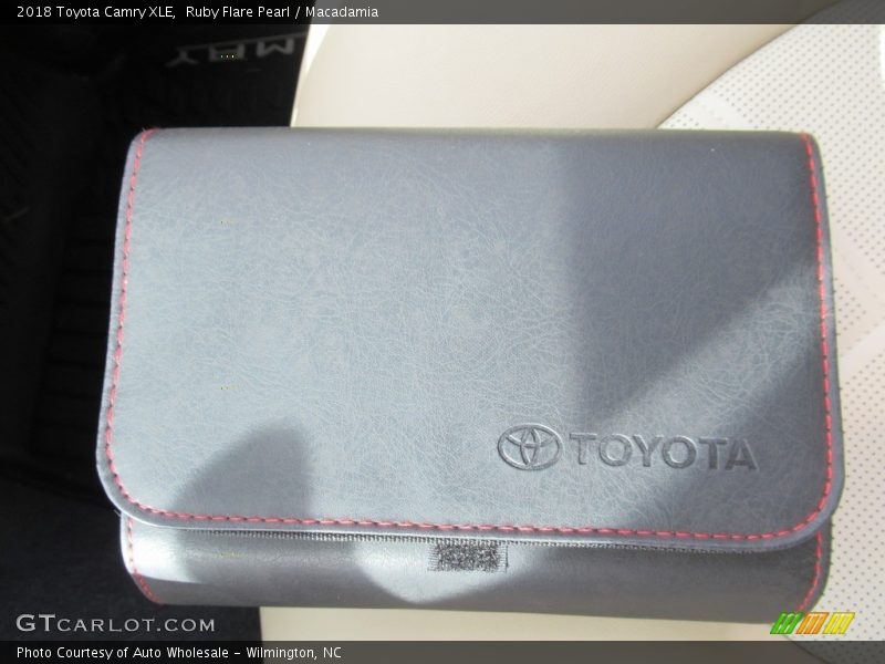 Ruby Flare Pearl / Macadamia 2018 Toyota Camry XLE