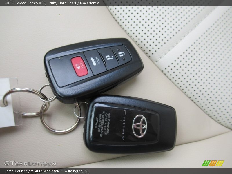 Ruby Flare Pearl / Macadamia 2018 Toyota Camry XLE