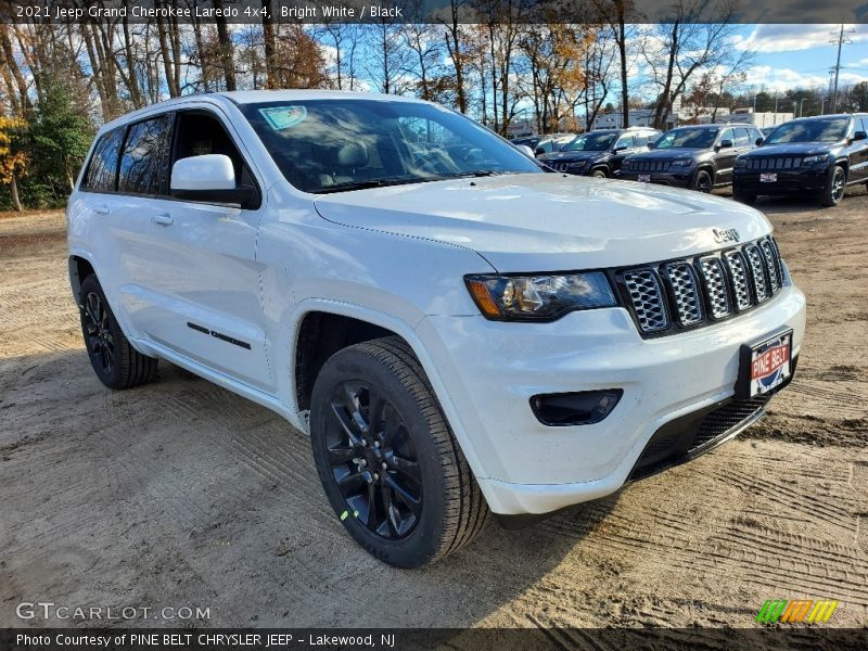 Bright White / Black 2021 Jeep Grand Cherokee Laredo 4x4