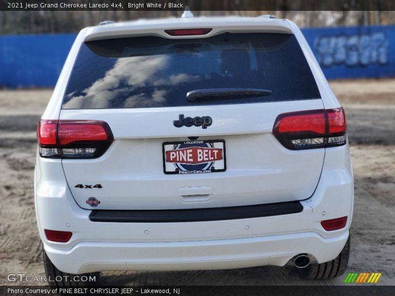 Bright White / Black 2021 Jeep Grand Cherokee Laredo 4x4