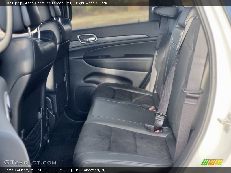 Bright White / Black 2021 Jeep Grand Cherokee Laredo 4x4
