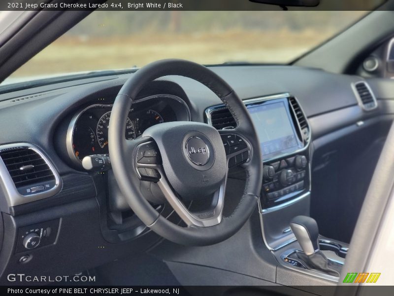 Bright White / Black 2021 Jeep Grand Cherokee Laredo 4x4