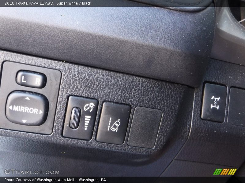 Super White / Black 2018 Toyota RAV4 LE AWD
