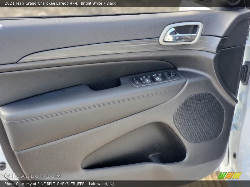 Bright White / Black 2021 Jeep Grand Cherokee Laredo 4x4