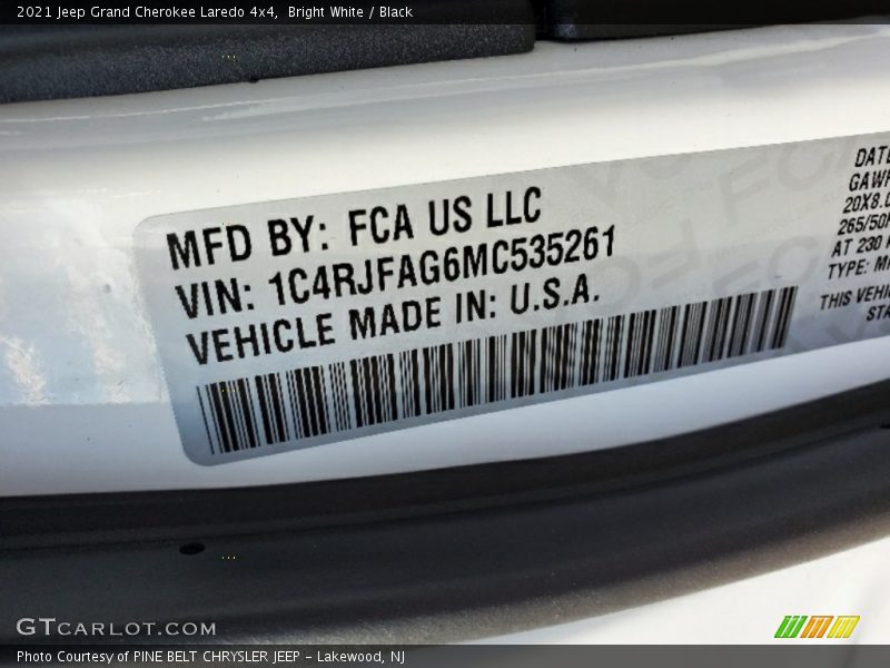 Bright White / Black 2021 Jeep Grand Cherokee Laredo 4x4
