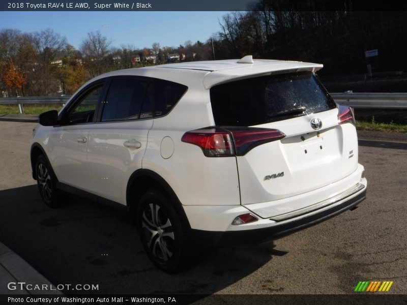 Super White / Black 2018 Toyota RAV4 LE AWD