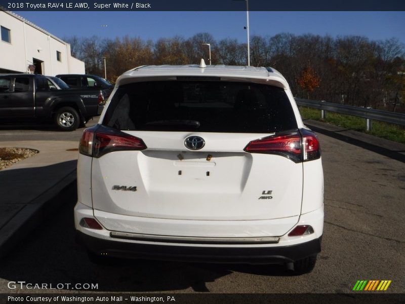 Super White / Black 2018 Toyota RAV4 LE AWD