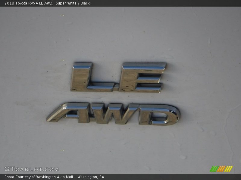 Super White / Black 2018 Toyota RAV4 LE AWD