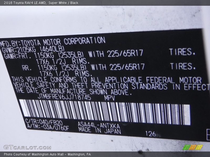 Super White / Black 2018 Toyota RAV4 LE AWD