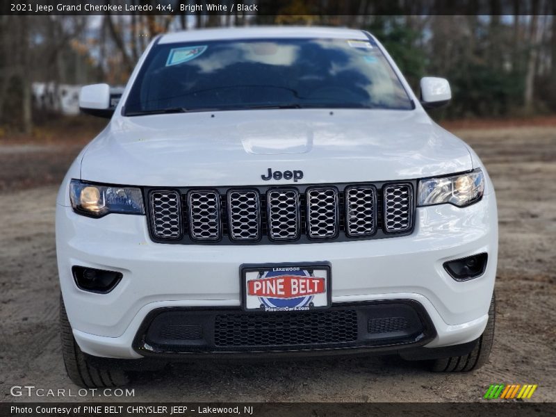 Bright White / Black 2021 Jeep Grand Cherokee Laredo 4x4