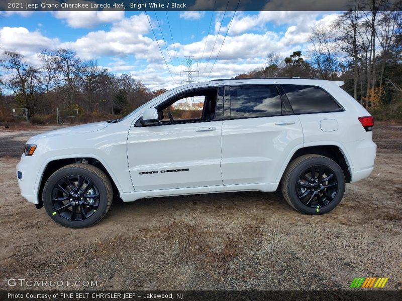 Bright White / Black 2021 Jeep Grand Cherokee Laredo 4x4