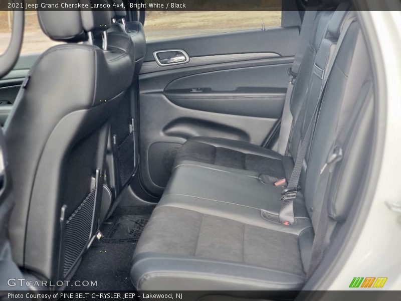 Bright White / Black 2021 Jeep Grand Cherokee Laredo 4x4