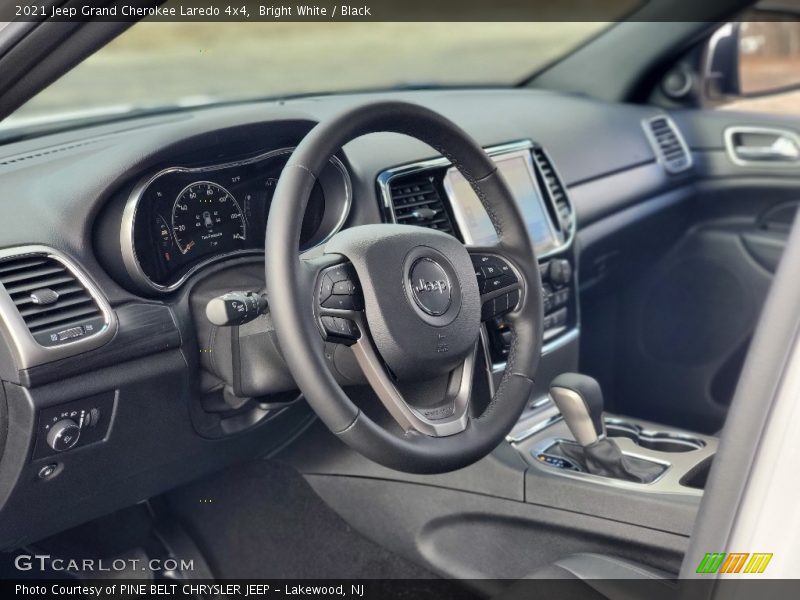 Bright White / Black 2021 Jeep Grand Cherokee Laredo 4x4