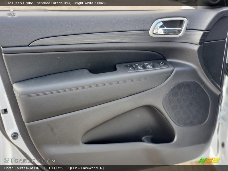 Bright White / Black 2021 Jeep Grand Cherokee Laredo 4x4