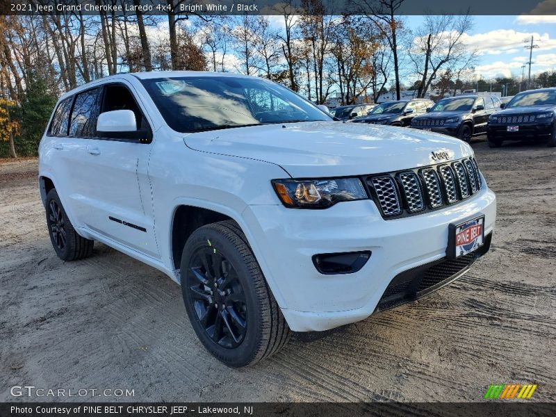 Bright White / Black 2021 Jeep Grand Cherokee Laredo 4x4