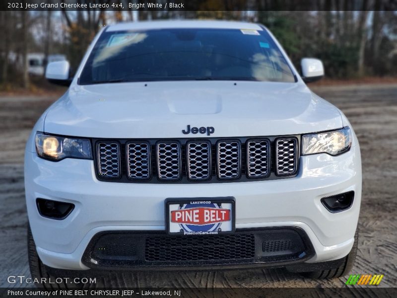 Bright White / Black 2021 Jeep Grand Cherokee Laredo 4x4
