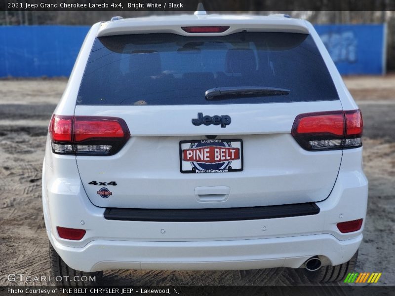 Bright White / Black 2021 Jeep Grand Cherokee Laredo 4x4