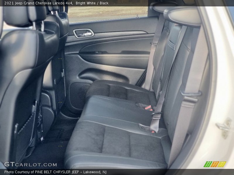 Bright White / Black 2021 Jeep Grand Cherokee Laredo 4x4