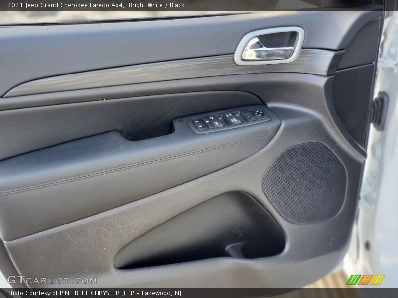 Bright White / Black 2021 Jeep Grand Cherokee Laredo 4x4