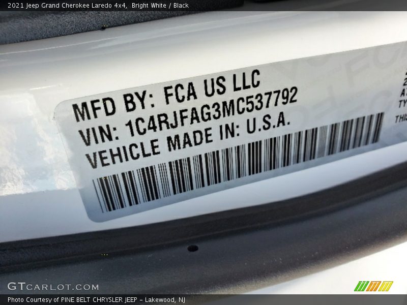 Bright White / Black 2021 Jeep Grand Cherokee Laredo 4x4