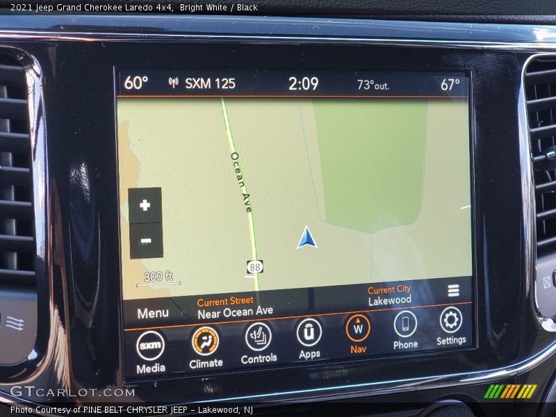 Bright White / Black 2021 Jeep Grand Cherokee Laredo 4x4