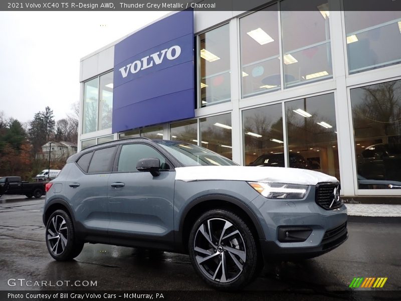 Front 3/4 View of 2021 XC40 T5 R-Design AWD