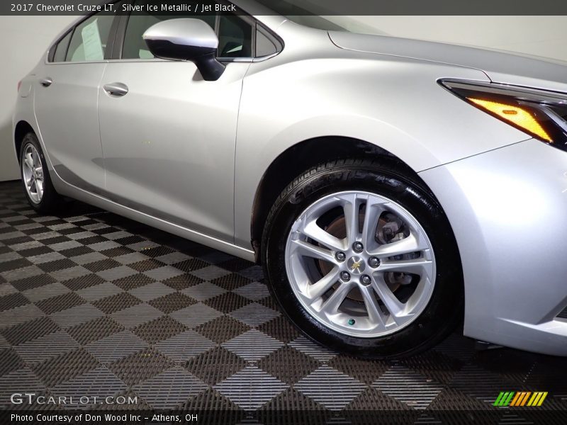 Silver Ice Metallic / Jet Black 2017 Chevrolet Cruze LT