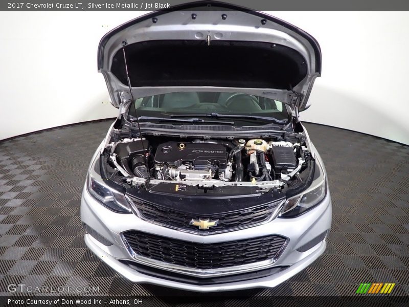 Silver Ice Metallic / Jet Black 2017 Chevrolet Cruze LT