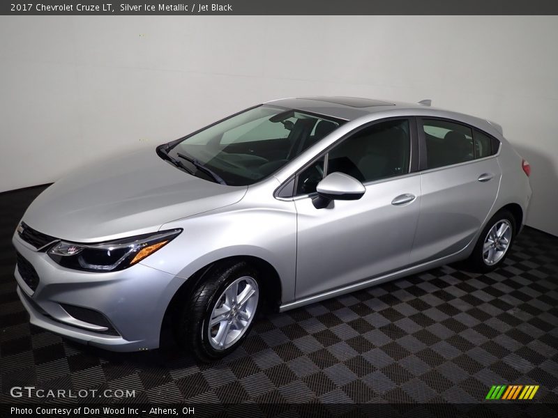 Silver Ice Metallic / Jet Black 2017 Chevrolet Cruze LT