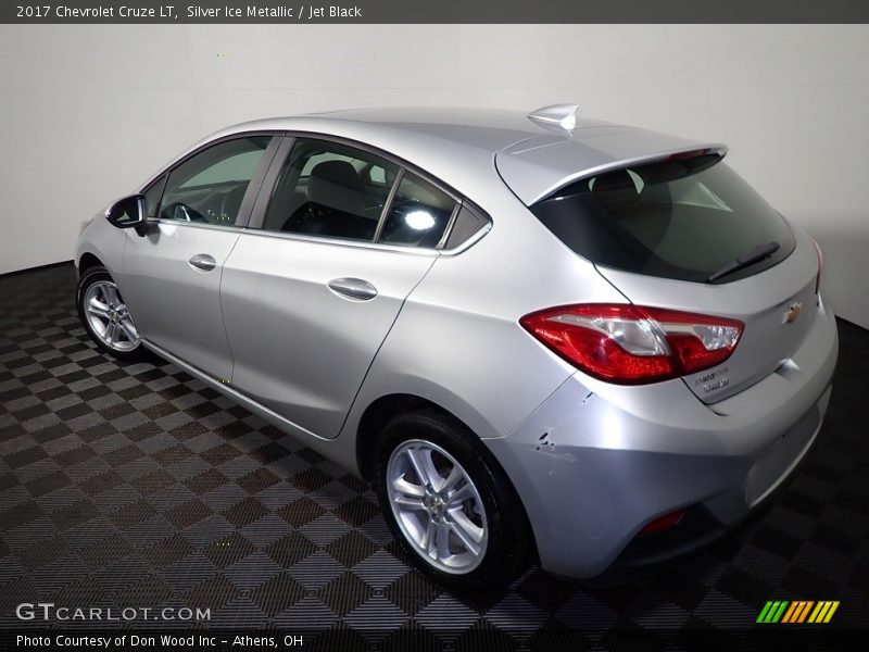 Silver Ice Metallic / Jet Black 2017 Chevrolet Cruze LT