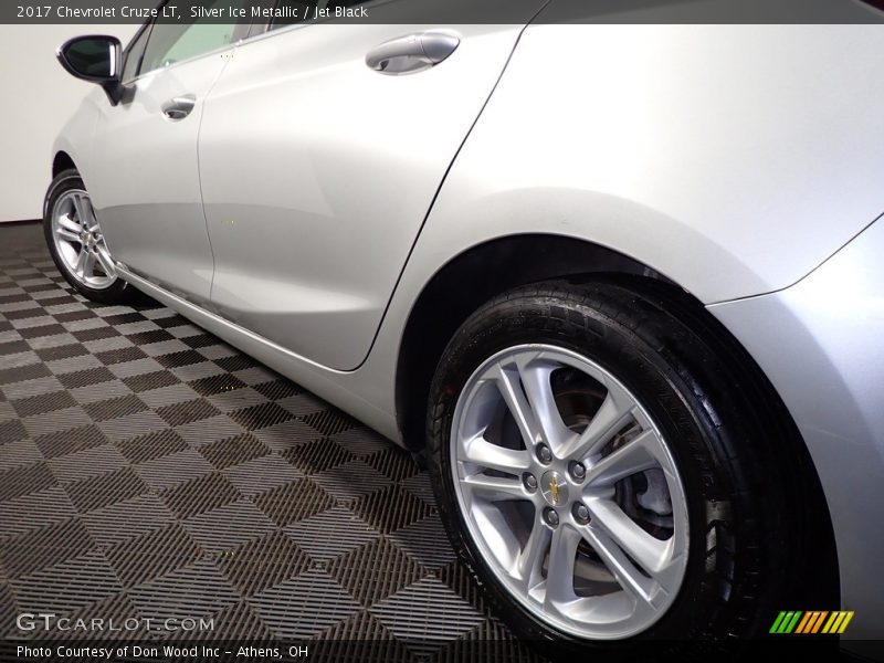Silver Ice Metallic / Jet Black 2017 Chevrolet Cruze LT