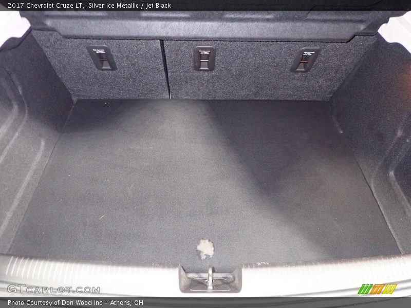 Silver Ice Metallic / Jet Black 2017 Chevrolet Cruze LT
