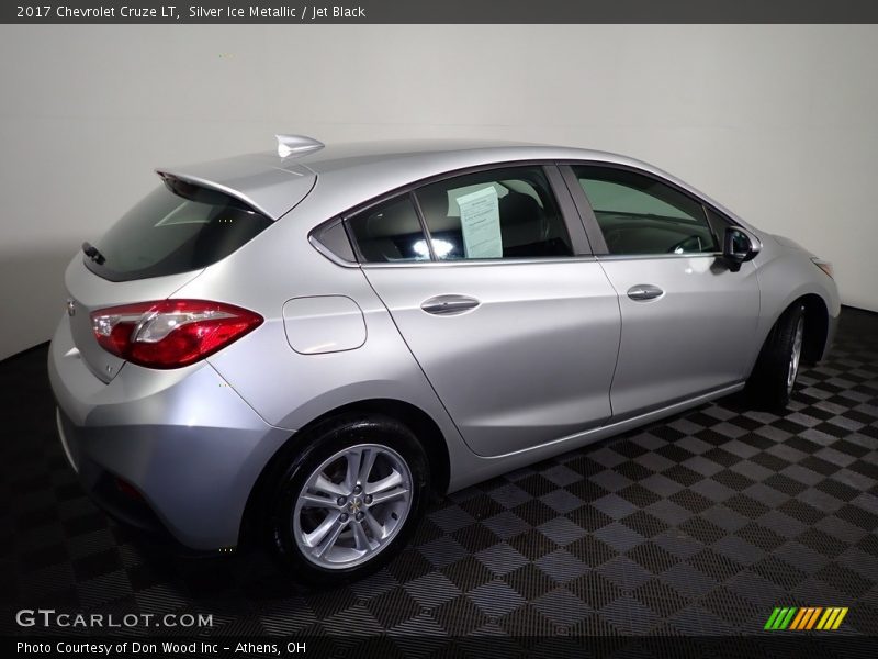 Silver Ice Metallic / Jet Black 2017 Chevrolet Cruze LT