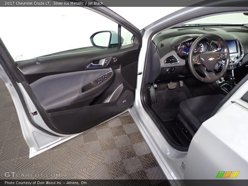 Silver Ice Metallic / Jet Black 2017 Chevrolet Cruze LT