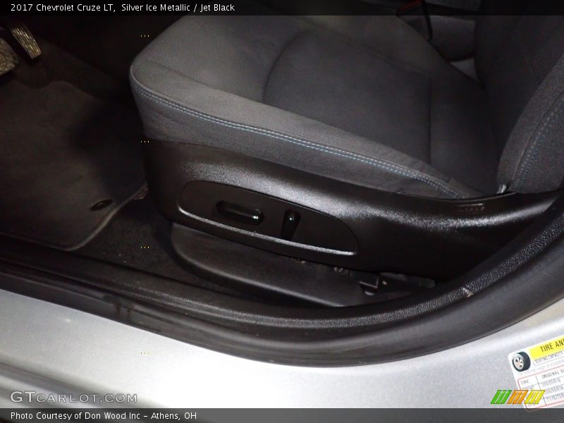 Silver Ice Metallic / Jet Black 2017 Chevrolet Cruze LT