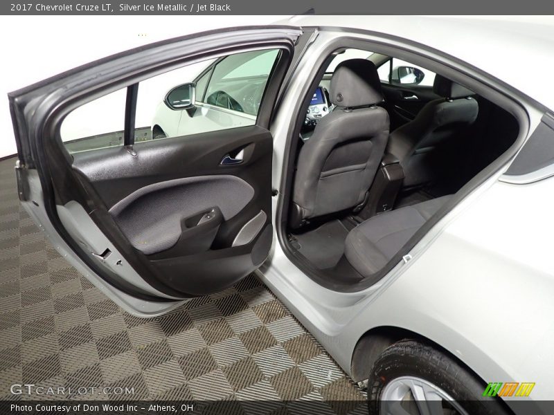 Silver Ice Metallic / Jet Black 2017 Chevrolet Cruze LT