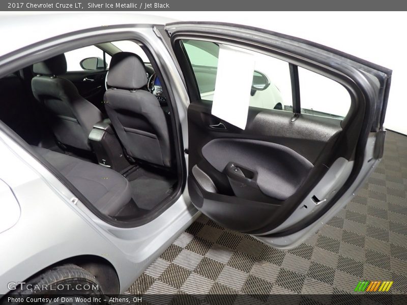 Silver Ice Metallic / Jet Black 2017 Chevrolet Cruze LT