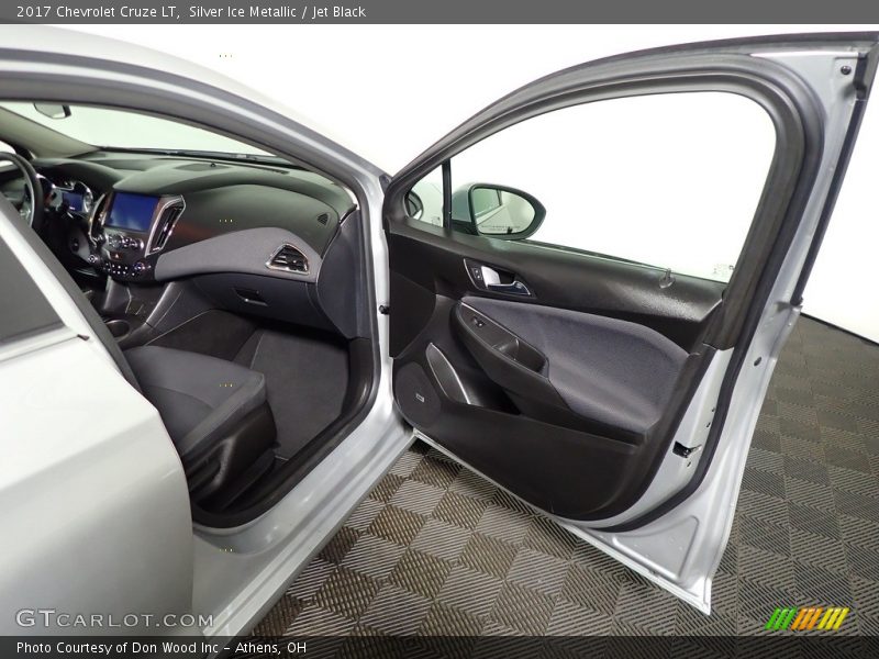 Silver Ice Metallic / Jet Black 2017 Chevrolet Cruze LT
