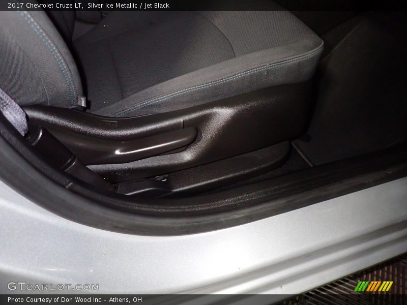 Silver Ice Metallic / Jet Black 2017 Chevrolet Cruze LT