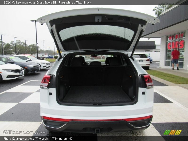 Pure White / Titan Black 2020 Volkswagen Atlas Cross Sport SE