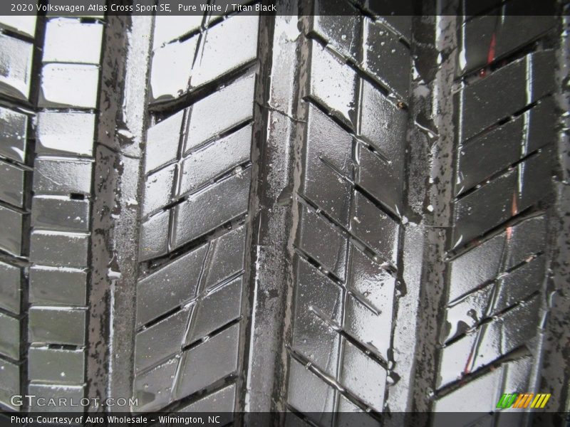 Pure White / Titan Black 2020 Volkswagen Atlas Cross Sport SE