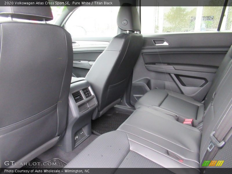 Pure White / Titan Black 2020 Volkswagen Atlas Cross Sport SE
